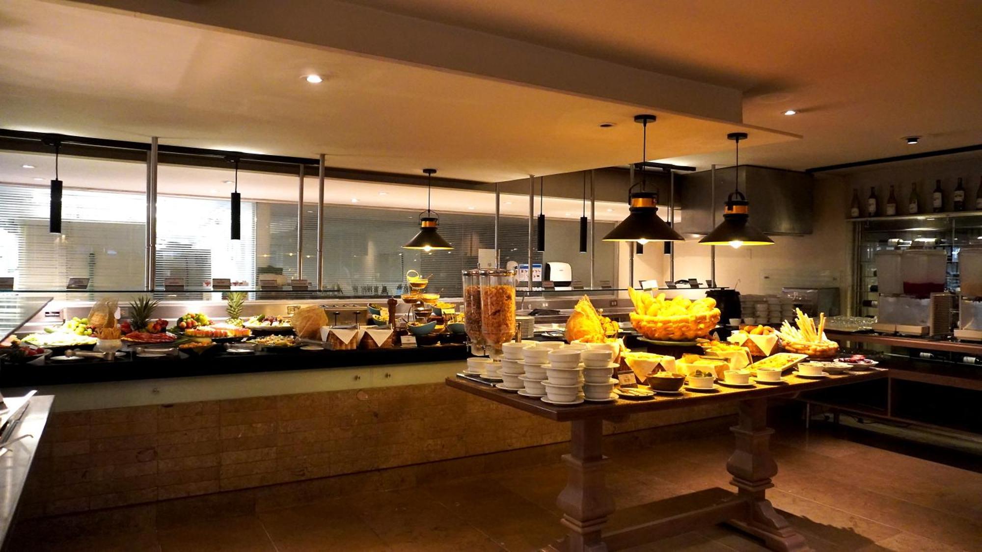 Bogota Plaza Hotel Kültér fotó The buffet at the restaurant