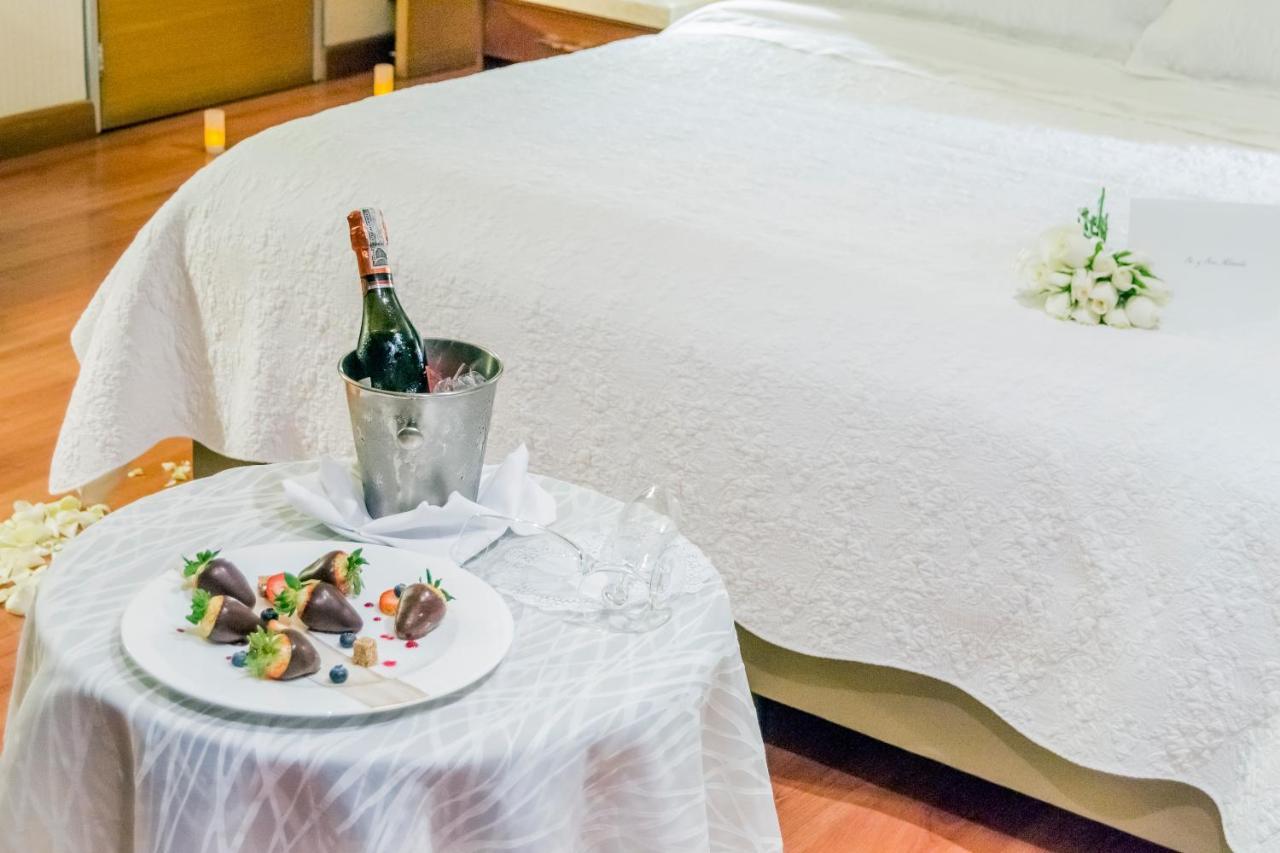 Bogota Plaza Hotel Kültér fotó A honeymoon suite